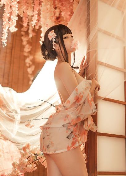 男子被扇耳光后连续击打女子头部